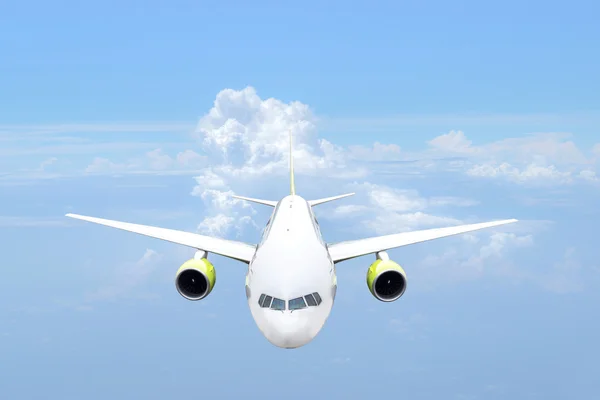 Вид спереди пассажирского самолета на небо — стоковое фото