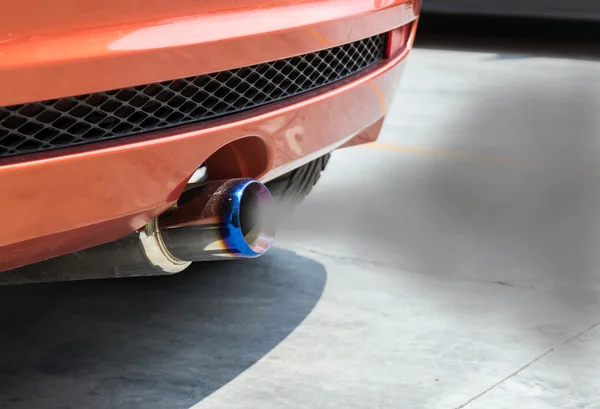 The smoke from the exhaust of a car. — Stock Photo, Image