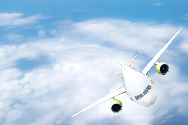 Framifrån av passagerarflygplan i himlen. — Stockfoto