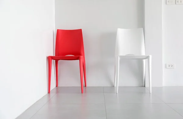 Czerwone i białe plastikowe krzesła. — Zdjęcie stockowe