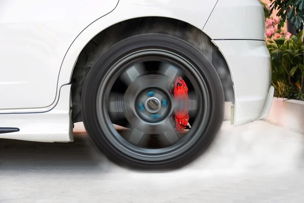 Mostrar pneus em chamas . — Fotografia de Stock