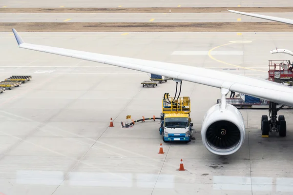 Myndigheterna underblåser flygplan. — Stockfoto