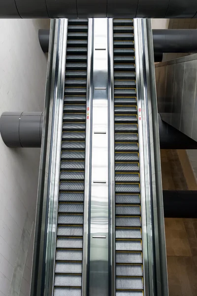 Escaleras mecánicas en el gran edificio . — Foto de Stock