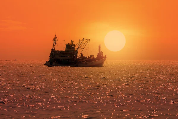 海に浮かぶ漁船. — ストック写真