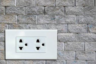 AC güç kablosunu tuğla duvar.