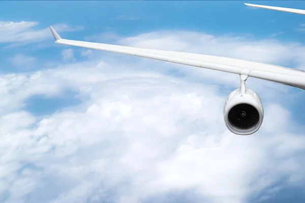 Närbild till vingen av flygplan som flög i himlen. — Stockfoto