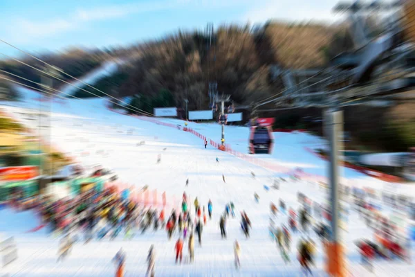 Unschärfe des Skifahrers beim Skifahren im Schnee. — Stockfoto