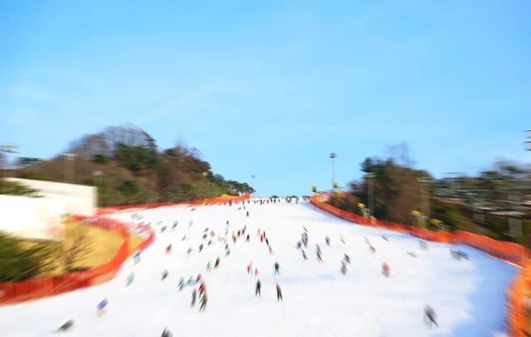 Blurred du skieur skie sur la neige . — Photo