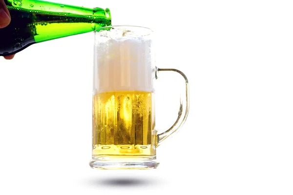 Налийте пиво з пляшки в склянку . — стокове фото