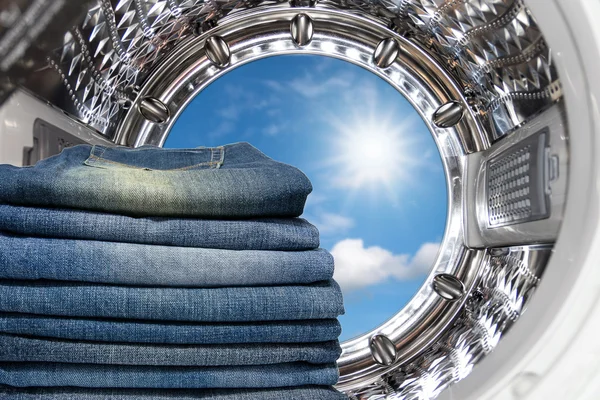 Jeans blu all'interno della lavatrice . — Foto Stock