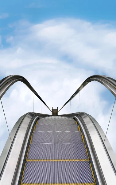 Escalera mecánica con fondo de cielo azul . — Foto de Stock