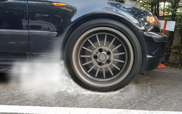 Mostrar neumáticos de combustión coche de carreras en pistas de carreras . — Foto de Stock