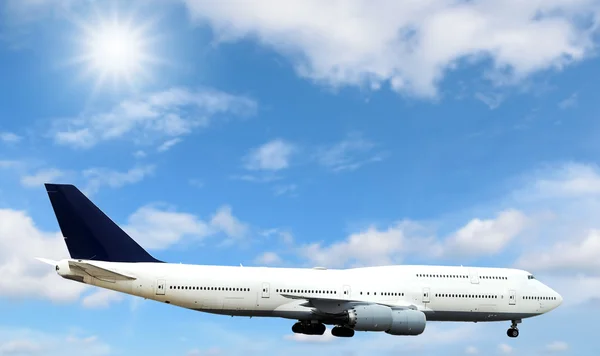 Avião voando no céu. — Fotografia de Stock