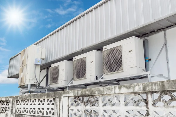 Luftkompressorer installeras utomhus. — Stockfoto