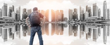 Ayakta ve gökdelen bakarak panoramik backpacker