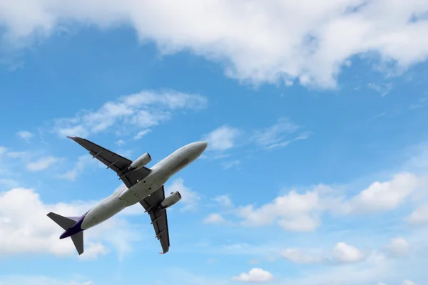 Flygplan på himlen. — Stockfoto