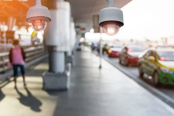 CCTV o cámara de vigilancia en el aeropuerto . —  Fotos de Stock