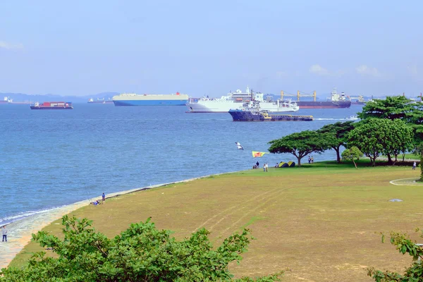 Navio de carga ancorado ao longo da costa — Fotografia de Stock