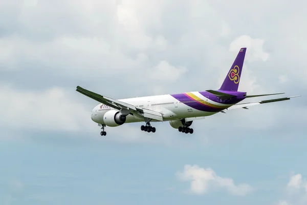 Thai Airways plan i himlen — Stockfoto