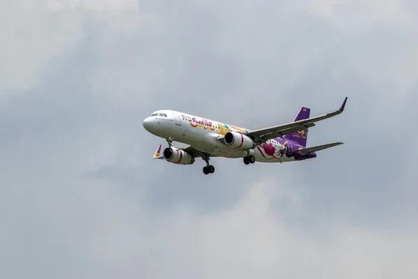 Thai Airways plan i himlen — Stockfoto