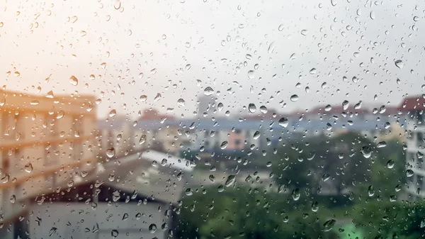 栖息在玻璃上的雨滴 — 图库照片