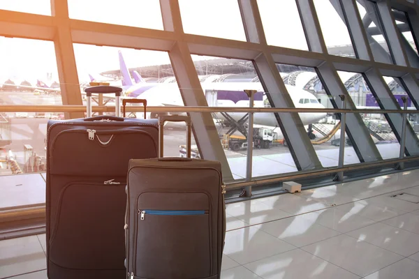 Bagagem preta no terminal do aeroporto — Fotografia de Stock