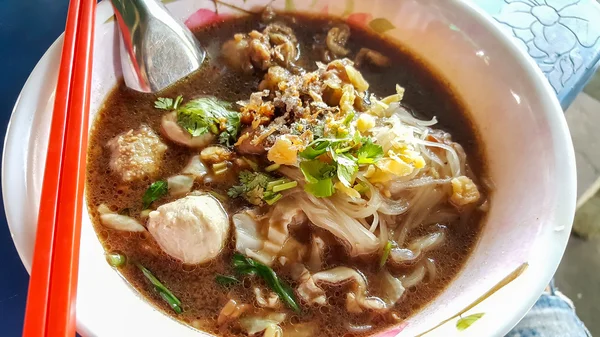 Fideos de bola de carne de cerca en la taza de plástico — Foto de Stock