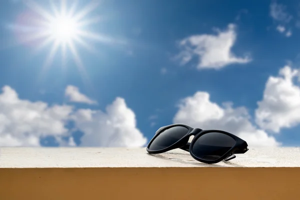 Occhiali da sole neri appoggiati sul balcone . — Foto Stock