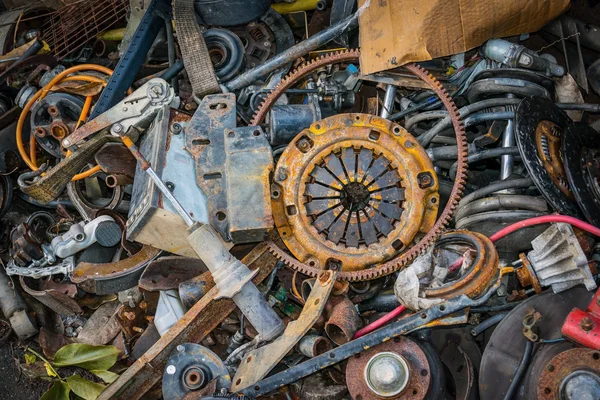 Teile stapeln sich in alten Autos — Stockfoto