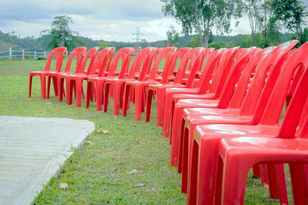 Grupp av röd plast stolar — Stockfoto