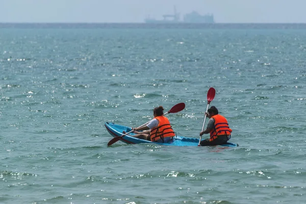 Piragüismo en el mar — Foto de Stock