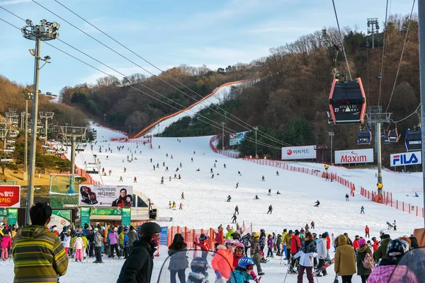 Skifahren im Skigebiet vivaldi park — Stockfoto