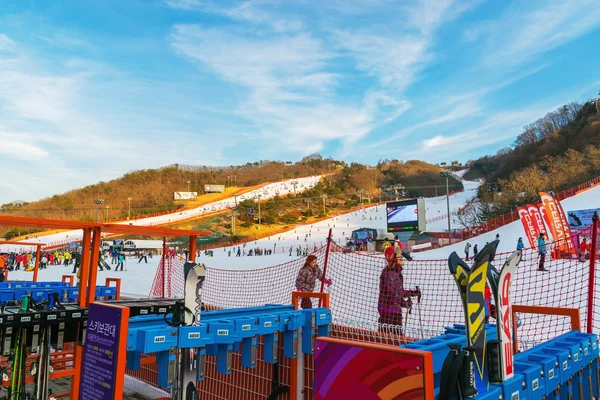 Skifahren im Skigebiet vivaldi park — Stockfoto