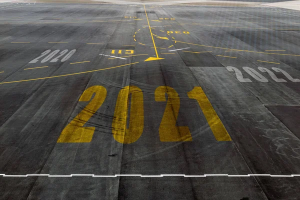空港の滑走路床のアルファベット2021 元旦のための概念 — ストック写真