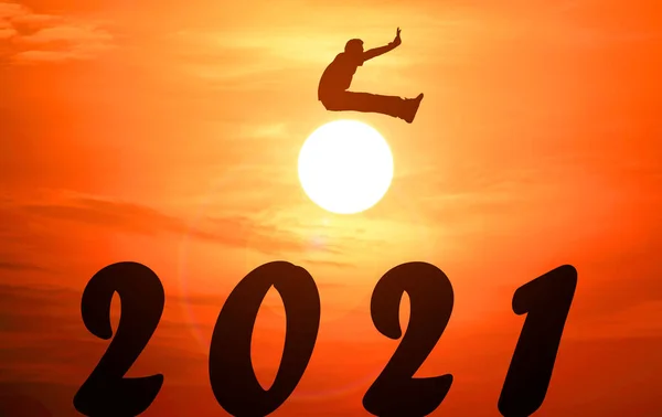 Силуэт Молодого Человека Прыгающего Через Цифры 2021 Лет Прекрасным Закатом — стоковое фото