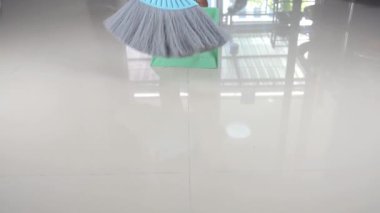 Plastik süpürge ve faraş ile temiz döşeme.