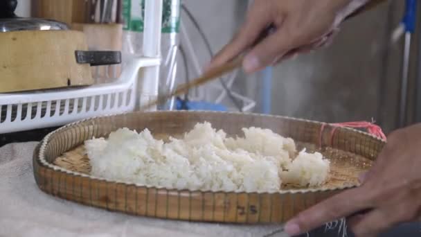 Tempatkan Nasi Ketan Kukus Atas Baki Bambu Untuk Memungkinkan Panas — Stok Video