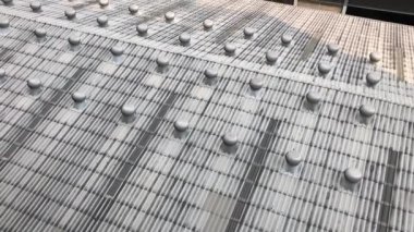 Çatıdaki havalandırmaların çoğu rüzgarla çalışıyor..