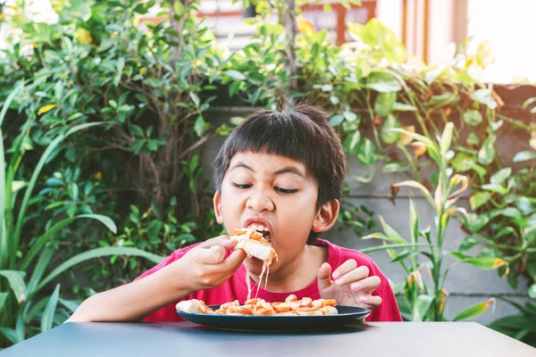 Asiático Lindo Chico Rojo Camisa Felizmente Sentado Comer Pizza — Foto de Stock