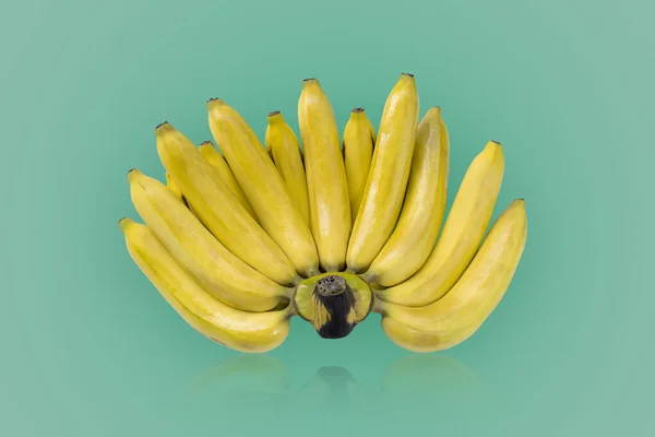 Gruppe Von Reifen Gelben Bananen Isoliert Auf Grünem Hintergrund — Stockfoto