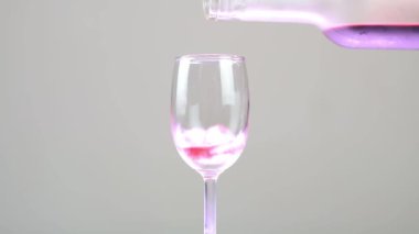 Şarabı şişeden 360 derece dönen bir şarap bardağına dök..