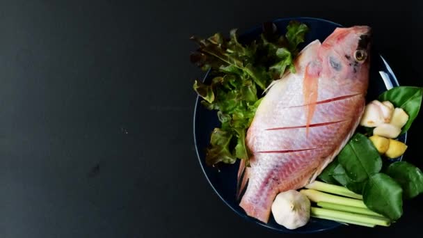 Vista Superior Peixe Legumes Frescos Pratos Cerâmica Preparados Para Cozinhar — Vídeo de Stock