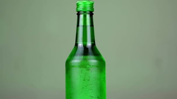 Primer Plano Botella Licor Está Hecha Vidrio Verde Girando 360 — Vídeo de stock