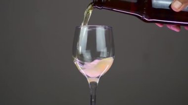 Şişeden 360 derece dönen bir bardağa bira dökülüyor..