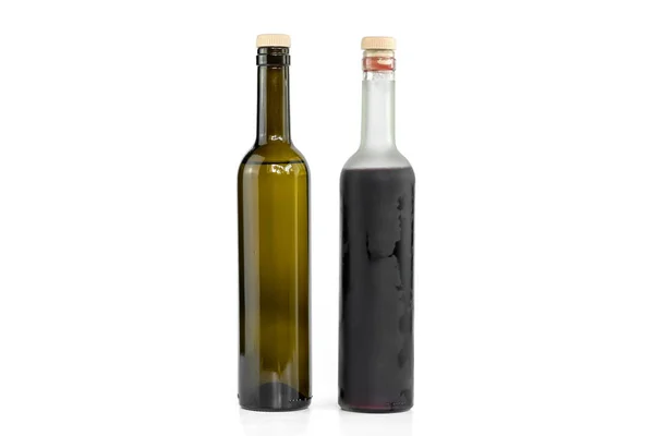 白色和红色酒瓶在白色背景下隔离 — 图库照片