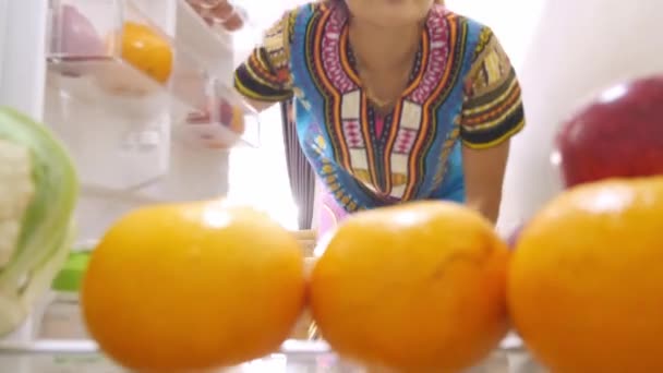 Asyalı Kadın Buzdolabını Açarken Gözlük Taktı Portakal Çıkardı — Stok video