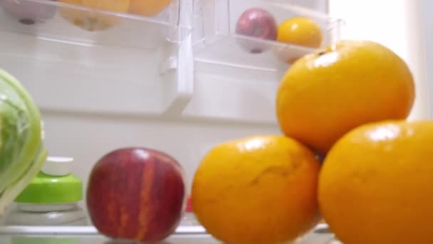 Azjaci Otwierają Lodówki Przekąski Lub Owoce Jedzenia Rano — Wideo stockowe