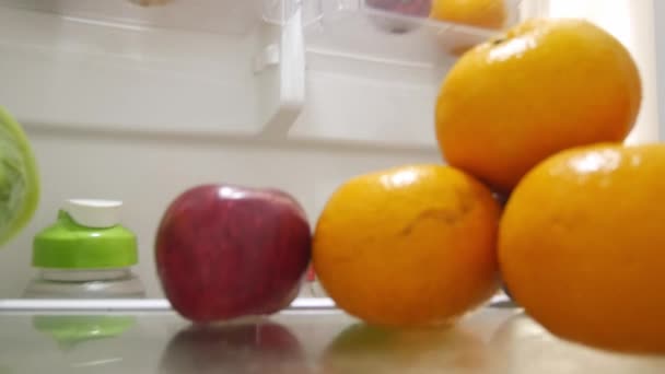 Chłopiec Otworzył Lodówkę Wyjął Jabłko Jedzenia — Wideo stockowe