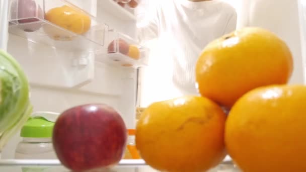 Garçon Ouvert Réfrigérateur Sorti Pomme Manger — Video
