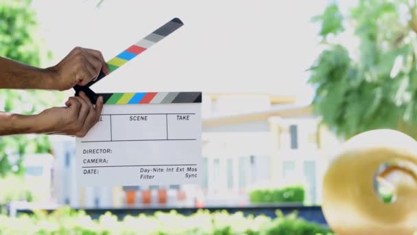Χέρι Κρατώντας Ταινία Πίνακα Χρωμάτων Σχιστόλιθο Για Τον Κινηματογράφο Και — Αρχείο Βίντεο